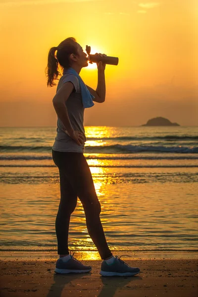 Mulher Praia Água Potável Garrafa Após Exercício Céu Colorido Nascer — Fotografia de Stock