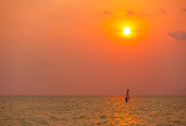 Surfař Hrát Windsurf Sám Moři Soumraku Vlnou Popředí Kopírovat Mezeru — Stock fotografie