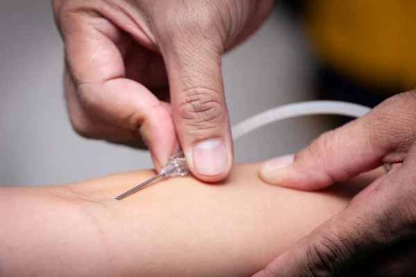 Mano Enfermera Apuñala Aguja Brazo Del Donante Sangre Con Espacio — Foto de Stock