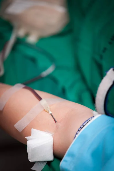 献血腕の針刺し — ストック写真