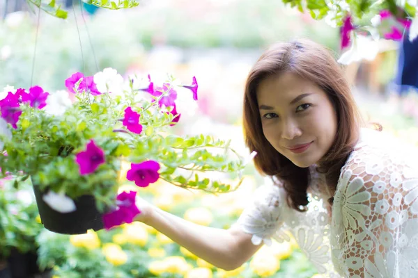 Schöne Asiatin Wählt Blume Blumenladen Lebensstil Der Modernen Hausfrau — Stockfoto