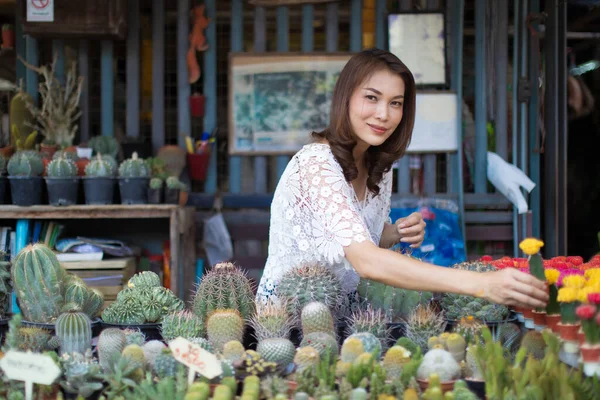Belle Femme Asiatique Sélectionnant Cactus Dans Boutique Florale Style Vie — Photo