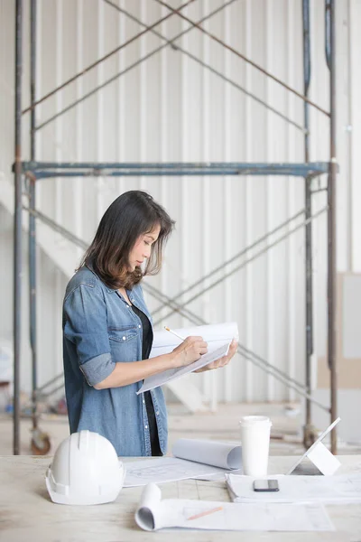 Bela Ásia Engenheiro Mulher Azul Jeans Camisa Escrita Branco Safty — Fotografia de Stock