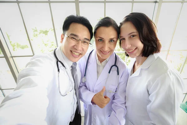 Grupo Três Pessoas Diversidade Doutor Assistente Tire Uma Foto Selfie — Fotografia de Stock