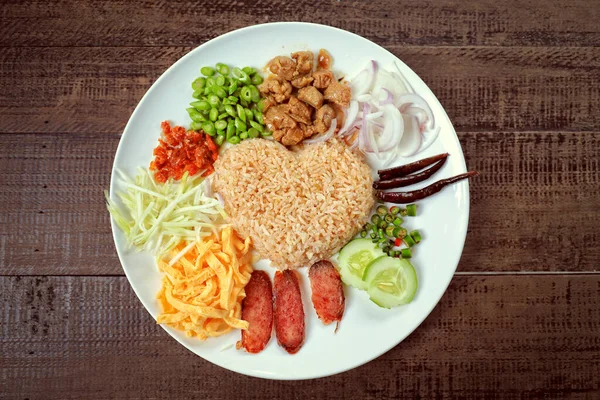 Oblíbené Thajské Domácí Jídlo Smažená Rýže Krevetovou Pastou Podávaná Zeleninou — Stock fotografie