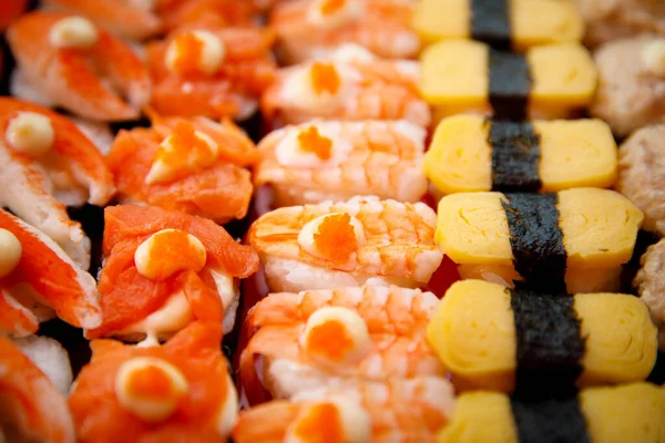 Zestaw Sushi Oryginalny Styl Japońskie Jedzenie Kolorowe Wykwintne Układ Rzędach — Zdjęcie stockowe