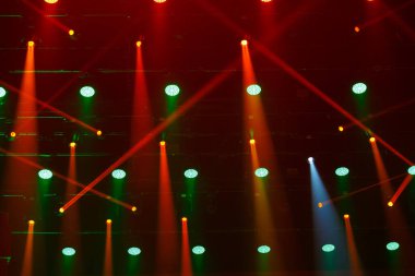 Sahnenin arka planında renkli ışık