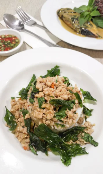Oblíbené Thajské Jídlo Listy Bazalky Smažené Kuřecím Masem Dušenou Rýží — Stock fotografie