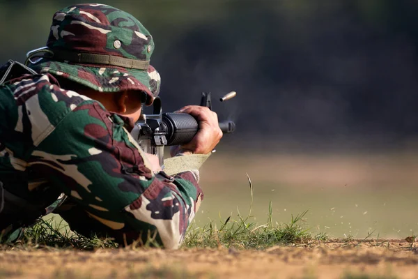 Soldado Disparando Rifle Para Apuntar Con Cartucho Bala Aire —  Fotos de Stock