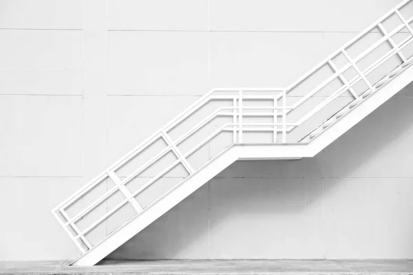 Escaleras Metálicas Blancas Limpias Pared Hormigón — Foto de Stock