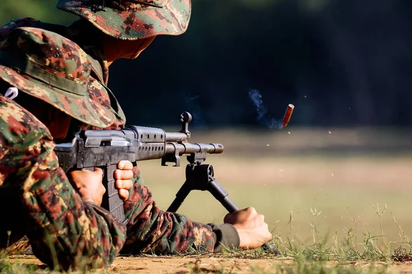 Voják Střílí Pušky Terč Nábojnicí Vzduchu — Stock fotografie