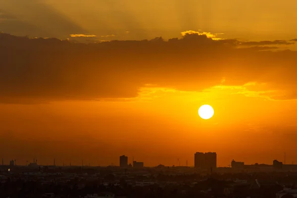 Céu Colorido Pôr Sol Sol Nuvens Sobre Cidade — Fotografia de Stock