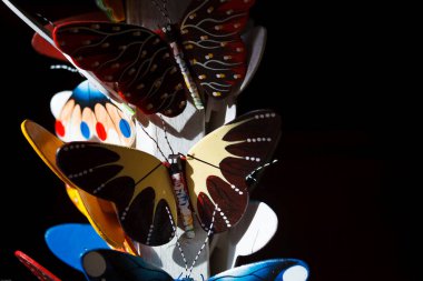 Renkli hatıralar, tahtadan yapılmış kelebekler.