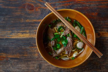 Geleneksel seramik kasede Çin çorbası