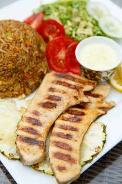 Izgara kılıç balığı, en popüler Ganalı yiyeceklerden biri olan Jollof Rice ile servis edilir.