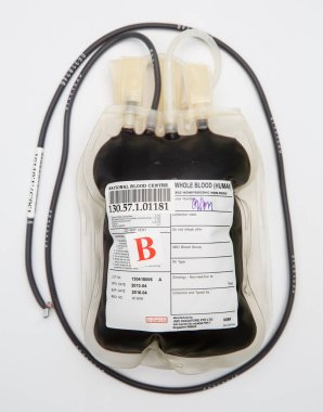 Beyaz arka planda tüp olan kan torbası.