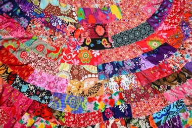 Küçük parçalardan yapılmış güzel ve renkli bir kumaş.