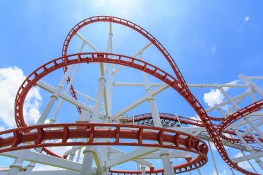 Parlak mavi gökyüzünde kırmızı hız treni rayı