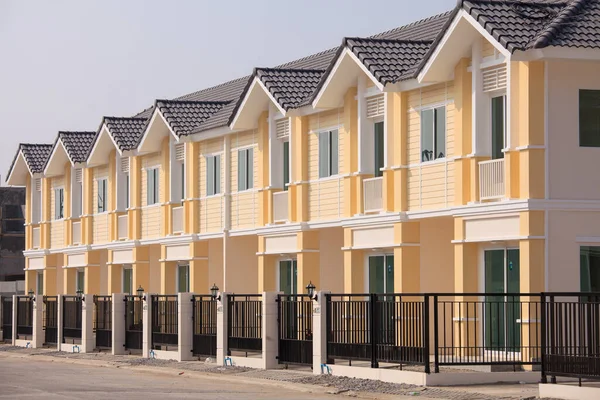 Une Rangée Maisons Neuves Tout Juste Terminées — Photo