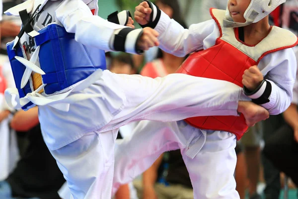 Jovens Atletas Taekwondo Estão Lutando Durante Competição — Fotografia de Stock