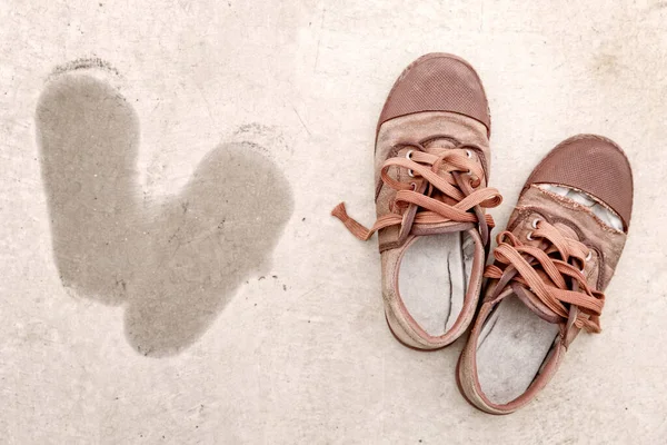 Sapatos Velhos Chão Sujo Com Pegada Lado — Fotografia de Stock