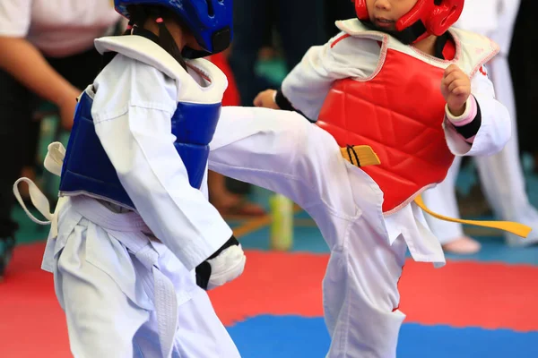 Jóvenes Atletas Taekwondo Están Luchando Durante Concurso — Foto de Stock