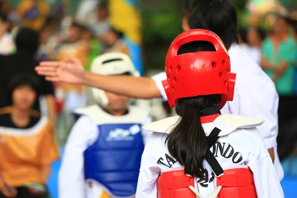 Árbitro Señal Jóvenes Atletas Taekwondo —  Fotos de Stock