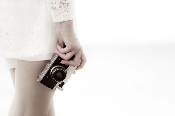 Mulher Segurando Câmera Vintage Com Relaxamento Maneira — Fotografia de Stock