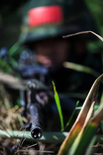 Odstřelovač Voják Skrytý Lese Pistolí — Stock fotografie