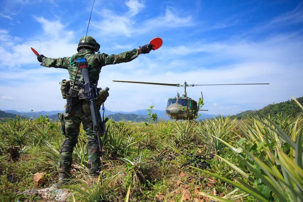 Στρατιώτης Που Δίνει Σήμα Στο Ελικόπτερο Για Προσγείωση — Φωτογραφία Αρχείου