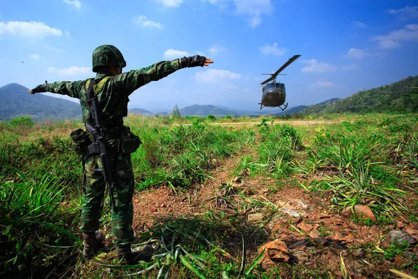 Στρατιώτης Δίνει Σήμα Προσγείωσης Στο Ελικόπτερο — Φωτογραφία Αρχείου