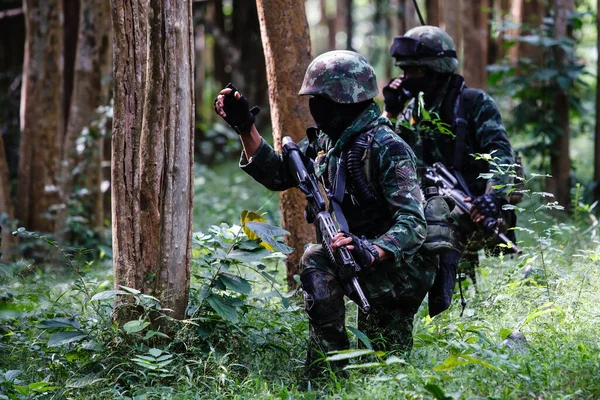 Tentara Berseragam Bersenjata — Stok Foto