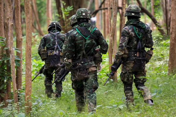 Tentara Berseragam Dengan Pistol Melingkar Hutan — Stok Foto