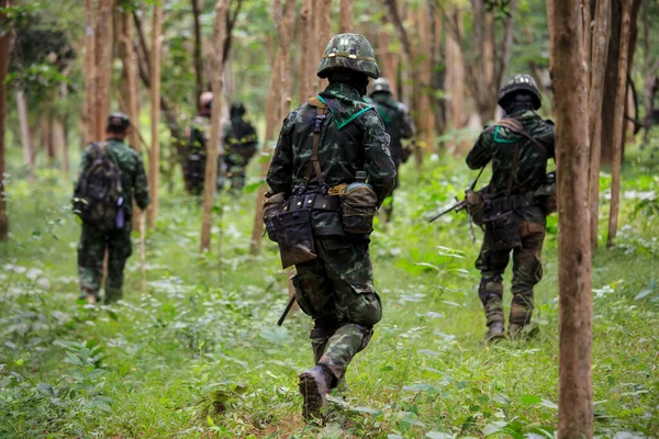 Tentara Berseragam Dengan Pistol Melingkar Hutan — Stok Foto