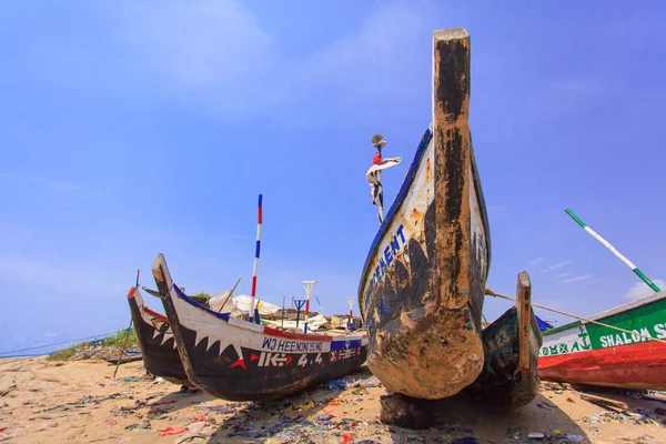 ビーチで伝統的なガーナスタイルの木のボート — ストック写真