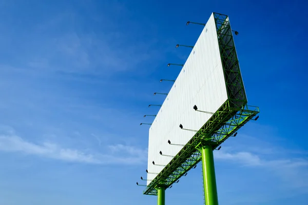 Enorme Branco Novo Publicidade Billbord Azul Céu — Fotografia de Stock