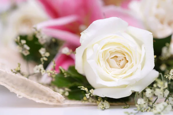 ヴィンテージスタイルのクローズアップショットの新鮮なバラ — ストック写真