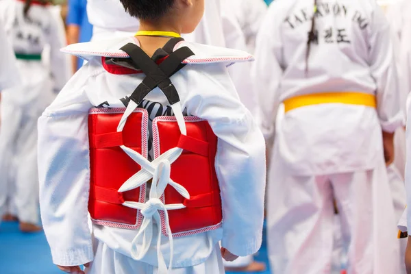 Taekwondo Atlet Dengan Seragam Dan Baju Besi Merah — Stok Foto