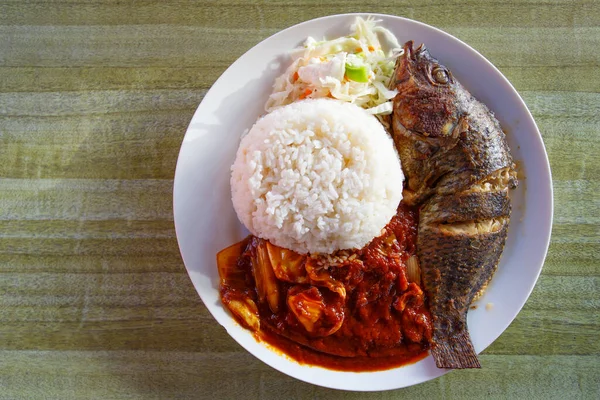 Tilapia Ryby Sloužit Párou Rýže Ghanském Stylu — Stock fotografie
