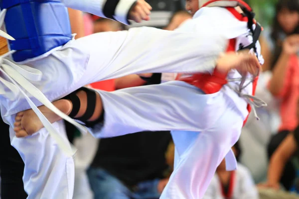 Jovens Atletas Taekwondo Estão Lutando Durante Competição — Fotografia de Stock