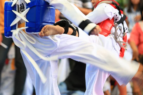 Jóvenes Atletas Taekwondo Están Luchando Durante Concurso —  Fotos de Stock