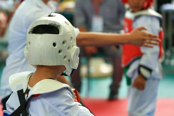 Árbitro Señal Jóvenes Atletas Taekwondo —  Fotos de Stock