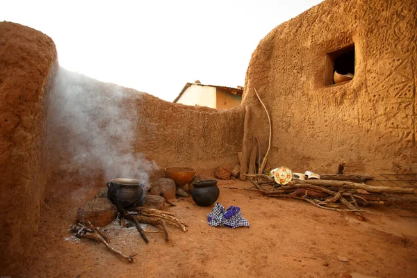 アフリカの伝統的なスタイルで料理を作るガーナ — ストック写真