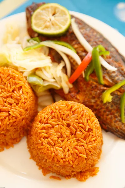 Jedno Nejoblíbenějších Jídel Ghaně Rýže Jollof Podáváme Rybami — Stock fotografie
