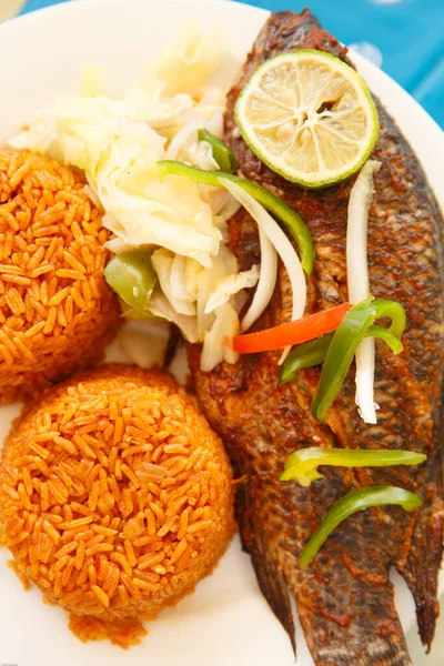 Jedno Nejoblíbenějších Jídel Ghaně Rýže Jollof Podáváme Rybami — Stock fotografie