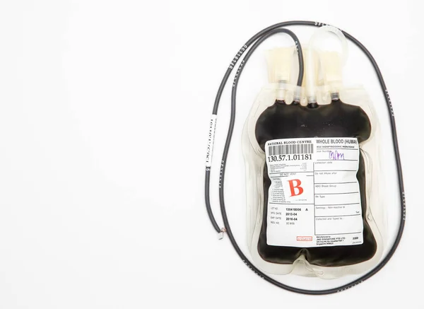 Kantong Darah Dengan Tabung Latar Belakang Putih — Stok Foto