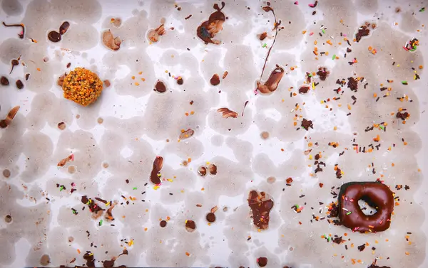 背景に汚れた紙の上の最後のドーナツ — ストック写真