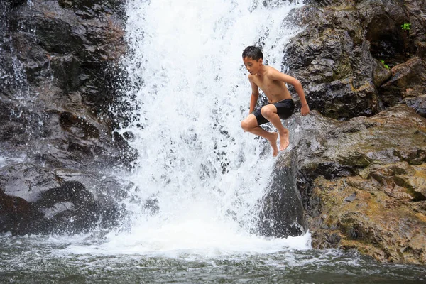 Rapaz Saltar Rocha Para Água Cascata — Fotografia de Stock