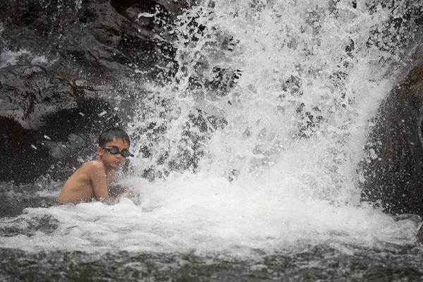 Fiatal Fiú Játszik Természetes Vízben Vízesésnél — Stock Fotó