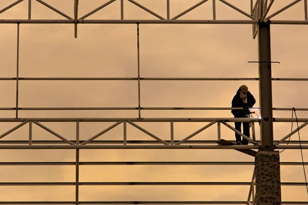 Trabajador Trabajando Obras Alta Construcción Crepúsculo — Foto de Stock